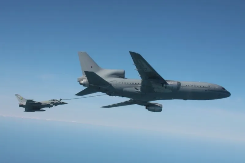 L-1011 TriStar performing air refueling